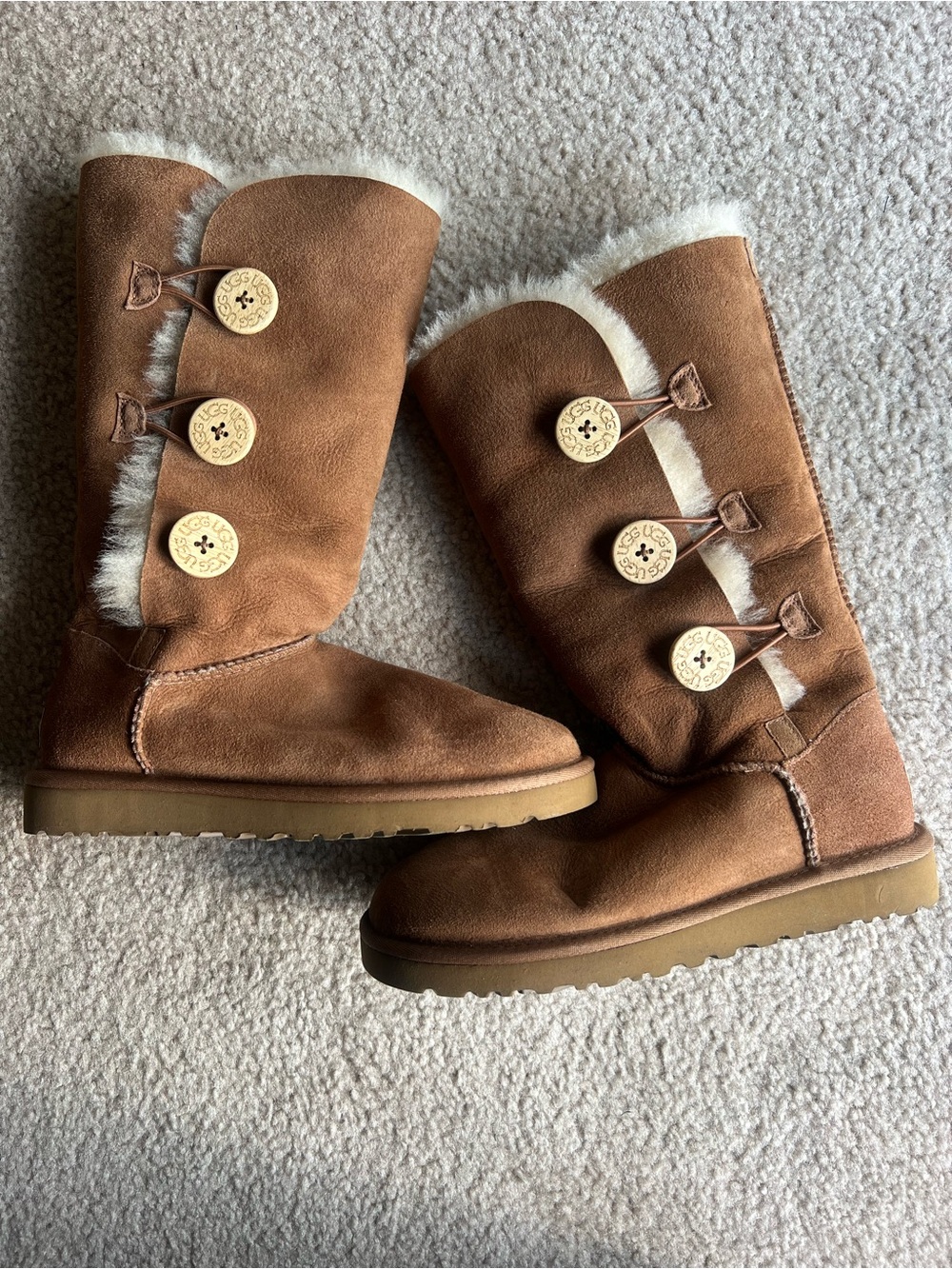 UGG Bailey Button Triplet II boots - Size 7 - Chestnut Brown
